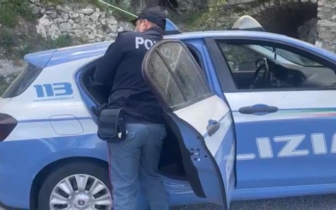 Con la droga nascosta nei pantaloni. Fermato un uomo con 30 dosi di cocaina