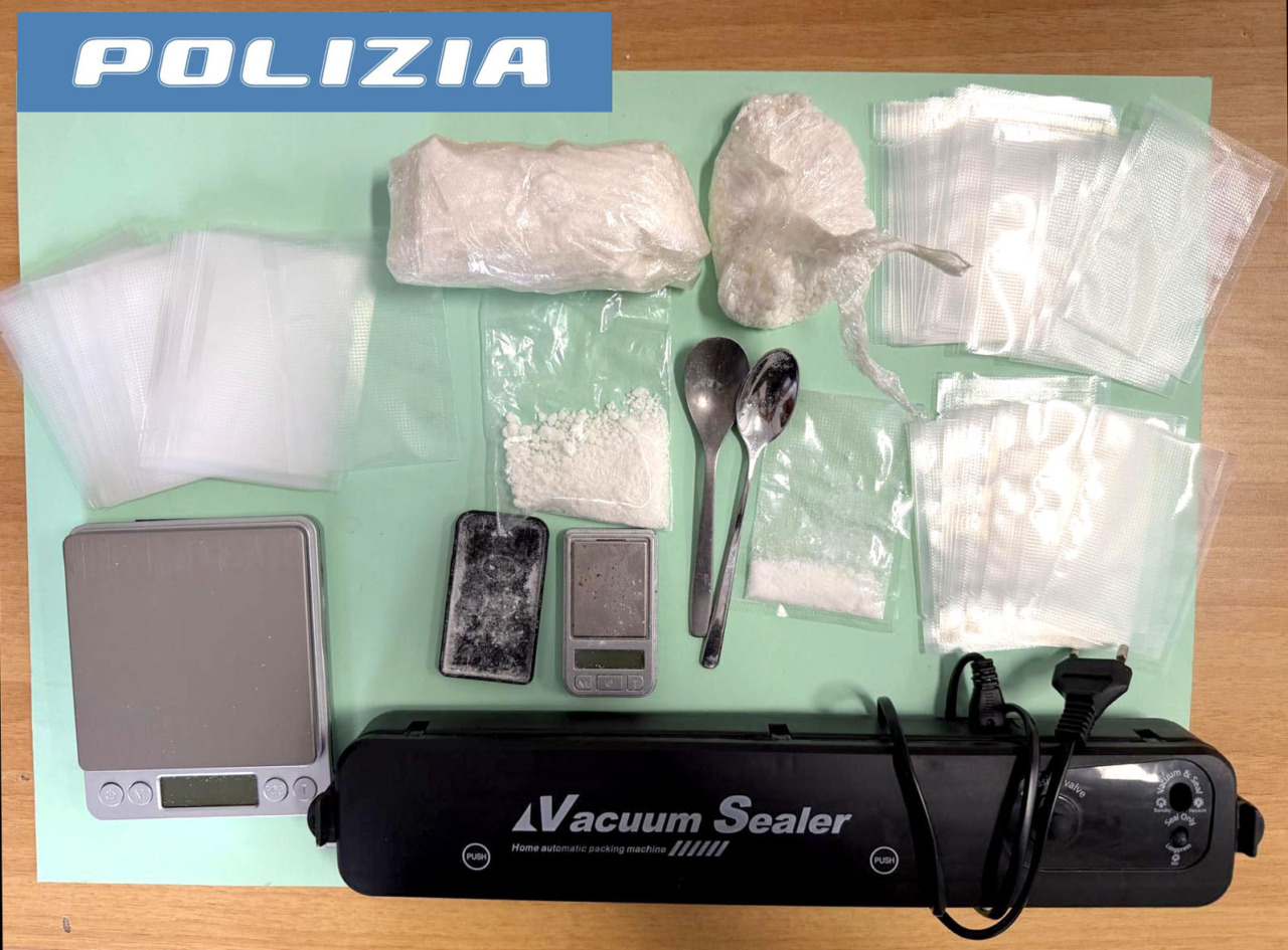 Un etto di droga nelle mutande. Giovane arrestato dalla Polizia