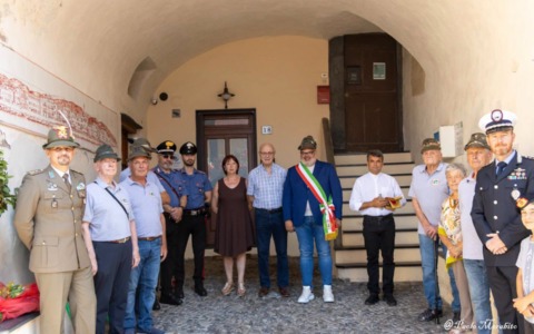 Il Sindaco Giorgio Giuffra torna in pubblico – con il cappello d’alpino del papà – dopo il “Caso Superbonus”