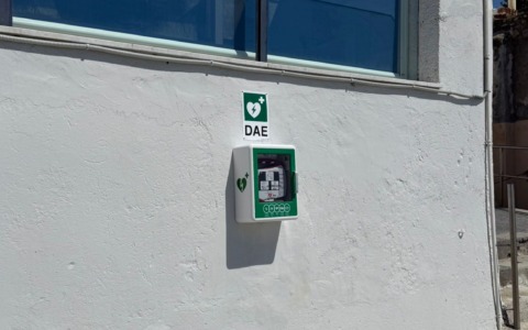 Cervo, spiagge più sicure: installati due nuovi defibrillatori sul litorale