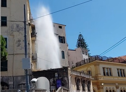 Geyser in pieno centro a Sanremo: esploso tubo sopra piazza Eroi