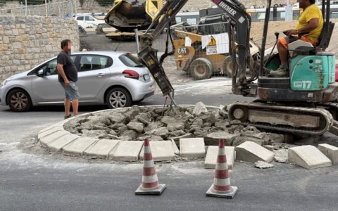 Rotatoria appena costruita il sindaco la fa demolire: E’ pericolosa