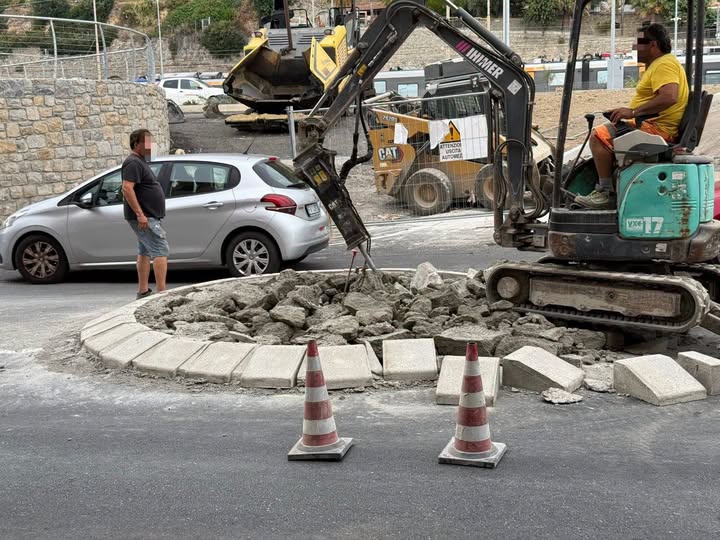 Rotatoria appena costruita il sindaco la fa demolire: E’ pericolosa