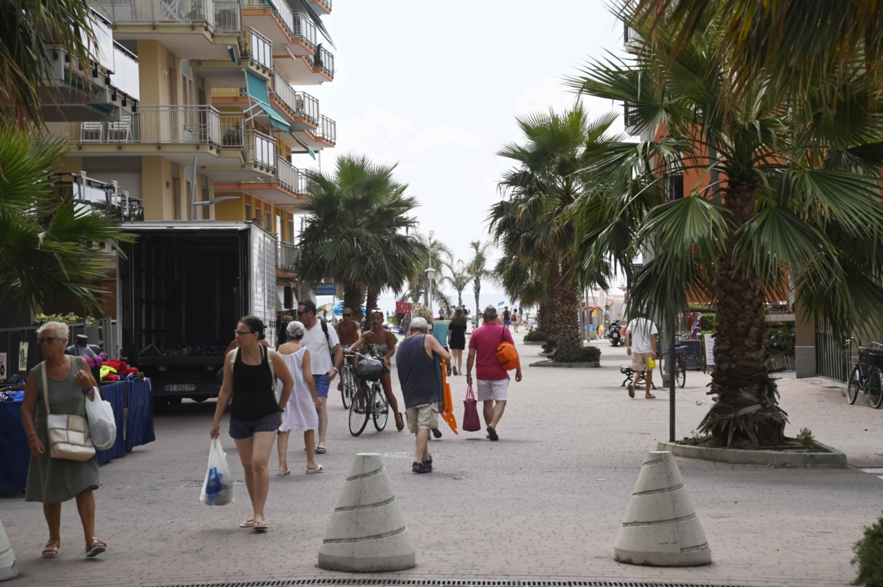 Vietato passeggiare a torso nudo e in costume