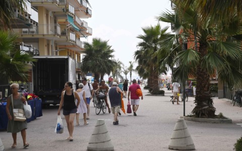 Vietato passeggiare a torso nudo e in costume