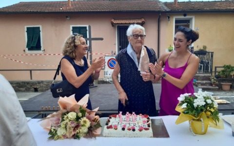 Festa a sorpresa a Caramagna per i 100 anni della prof di Francese Caterina Anselmi