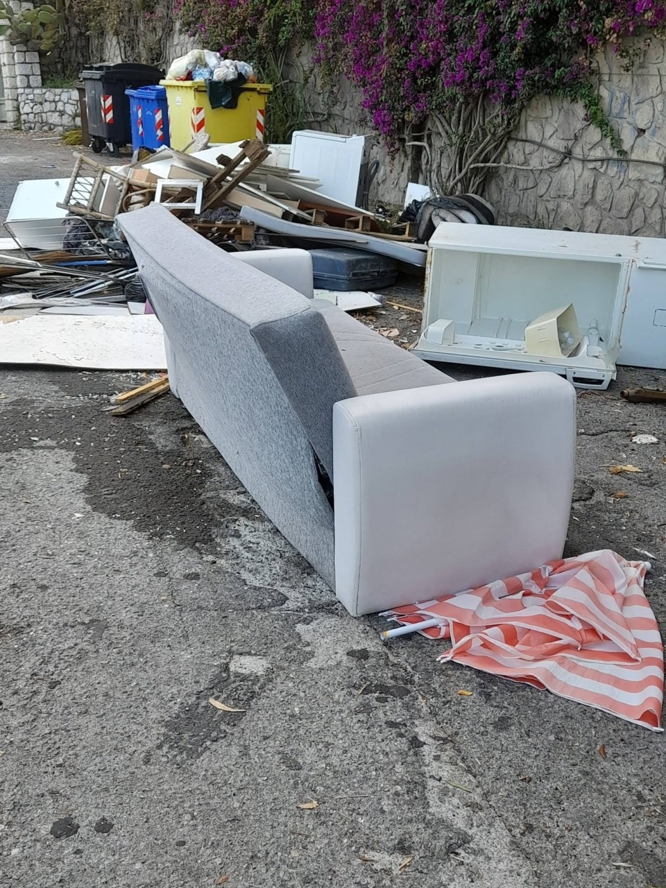 L’appello del sindaco è servito a poco: continua il boom di ingombranti abbandonati a Ventimiglia. La denuncia da Latte