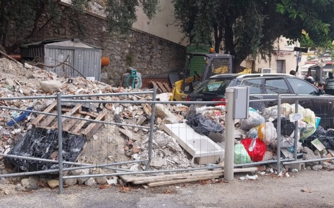 Rimossa a tempo di record (dopo mesi di immobilismo) la montagna di macerie della vergnogna in Piazza Eroi