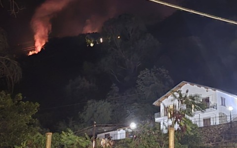 Brucia l’entroterra di Sanremo, da Pian della Castagna il fumo fino al centro città