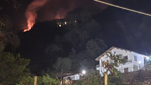 Brucia l’entroterra di Sanremo, da Pian della Castagna il fumo fino al centro città