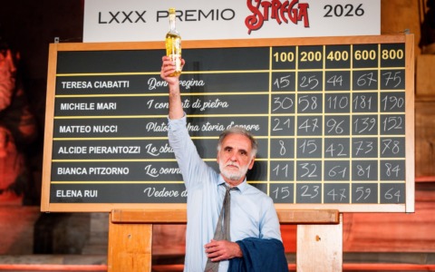 Il vincitore del Premio Strega con i Convitati di Pietra Michele Mari domenica in piazza dei Coralllini a Cervo