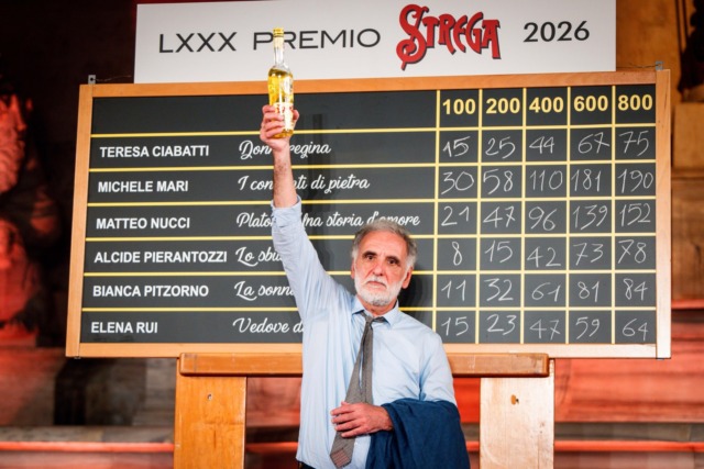 Il vincitore del Premio Strega con i Convitati di Pietra Michele Mari domenica in piazza dei Coralllini a Cervo