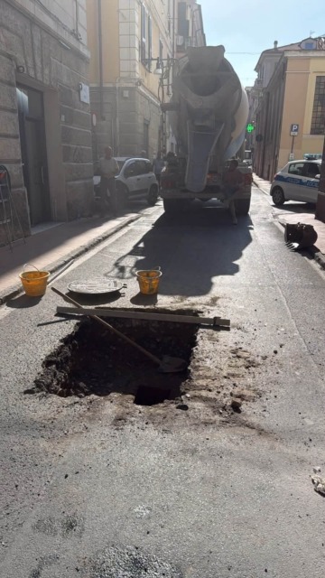 Cede il manto stradale: Rivieracqua sul posto e via bloccata. «Riapertura alle 23:00»