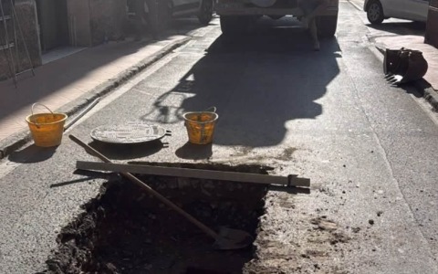 Cede il manto stradale: Rivieracqua sul posto e via bloccata. «Riapertura alle 23:00»