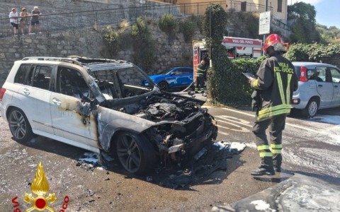 Auto in corsa prende fuoco. Conducente accosta e chiama i soccorsi