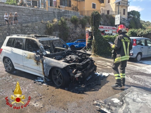 Auto in corsa prende fuoco. Conducente accosta e chiama i soccorsi