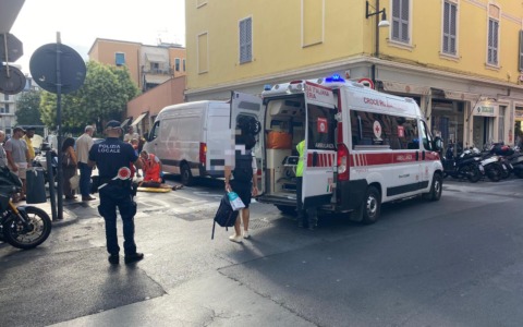 Donna investita da un furgone