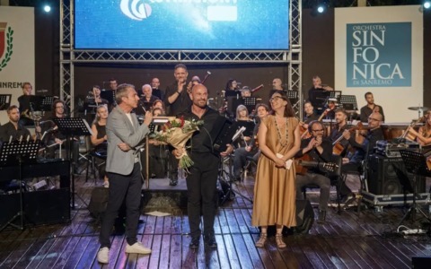 A Raiz il premio Murolo dopo il concerto all’Alfano con l’Orchestra Sinfonica