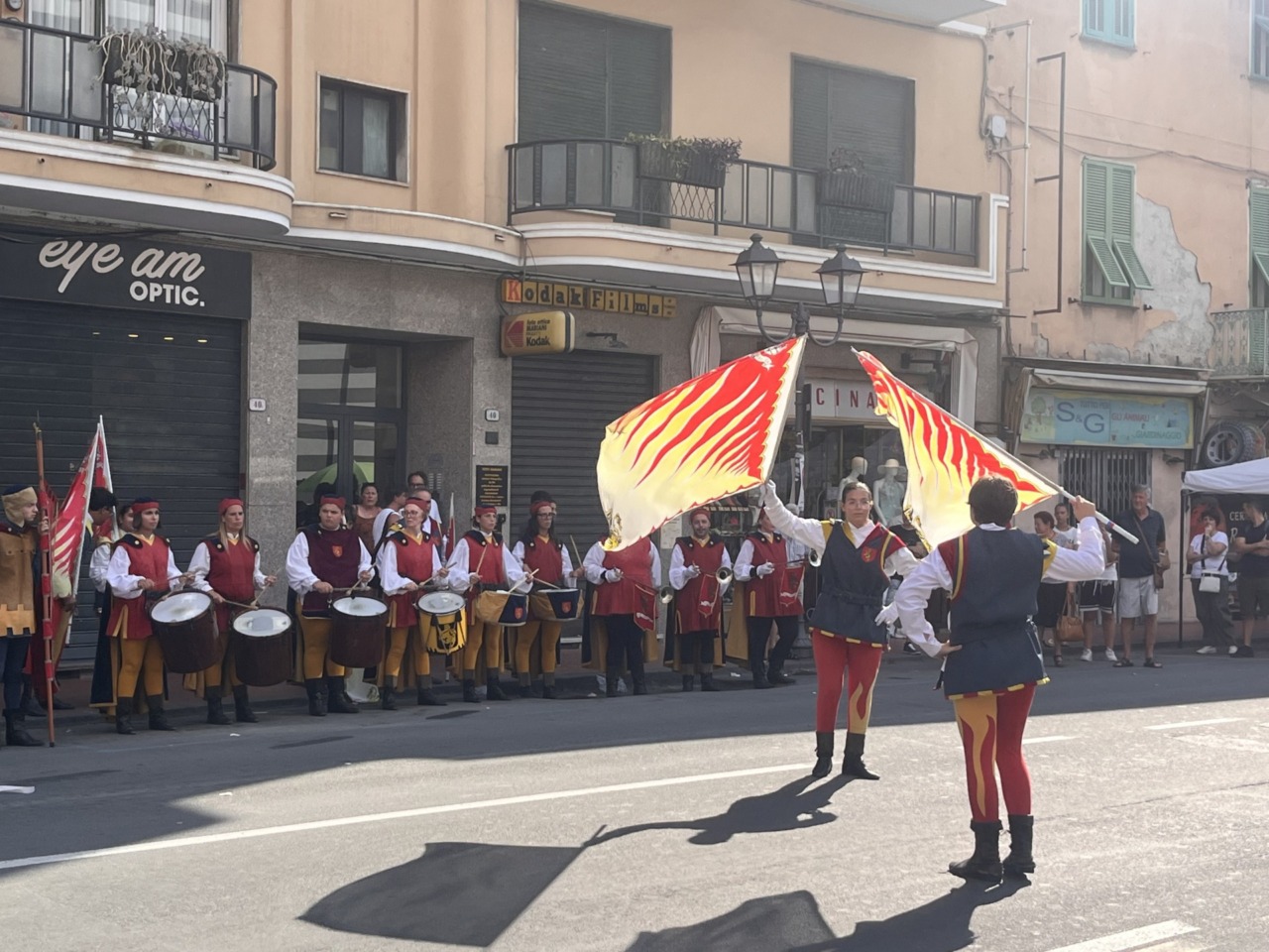 Flash mob a sorpresa degli Sbandieranti: il centro si ferma ad applaudire