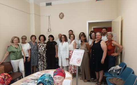 Donate 40 cuffie di seta per le pazienti oncologiche