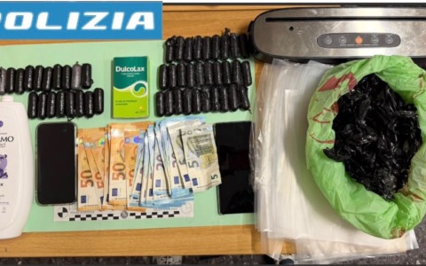 Ovuli di cocaina nell’addome. Due arresti della polizia