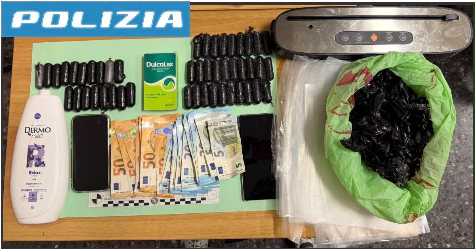 Ovuli di cocaina nell’addome. Due arresti della polizia