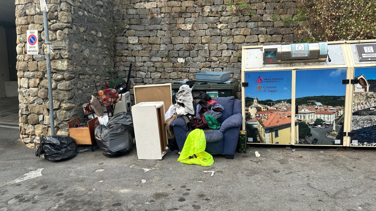 Scarica divani e mobili accanto ai cassonetti a Taggia, beccato e multato