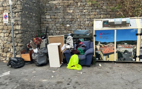 Scarica divani e mobili accanto ai cassonetti a Taggia, beccato e multato