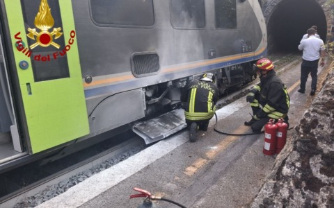 Fiamme su un treno della Ventimiglia-Cuneo, arrivano i vigili del fuoco. Passeggeri fatti scendere