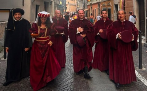 Politici abbigliati come i nobili del ‘400 al 51° Raduno della Permissione che apre l’Agosto Medievale