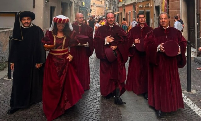 Politici abbigliati come i nobili del ‘400 al 51° Raduno della Permissione che apre l’Agosto Medievale
