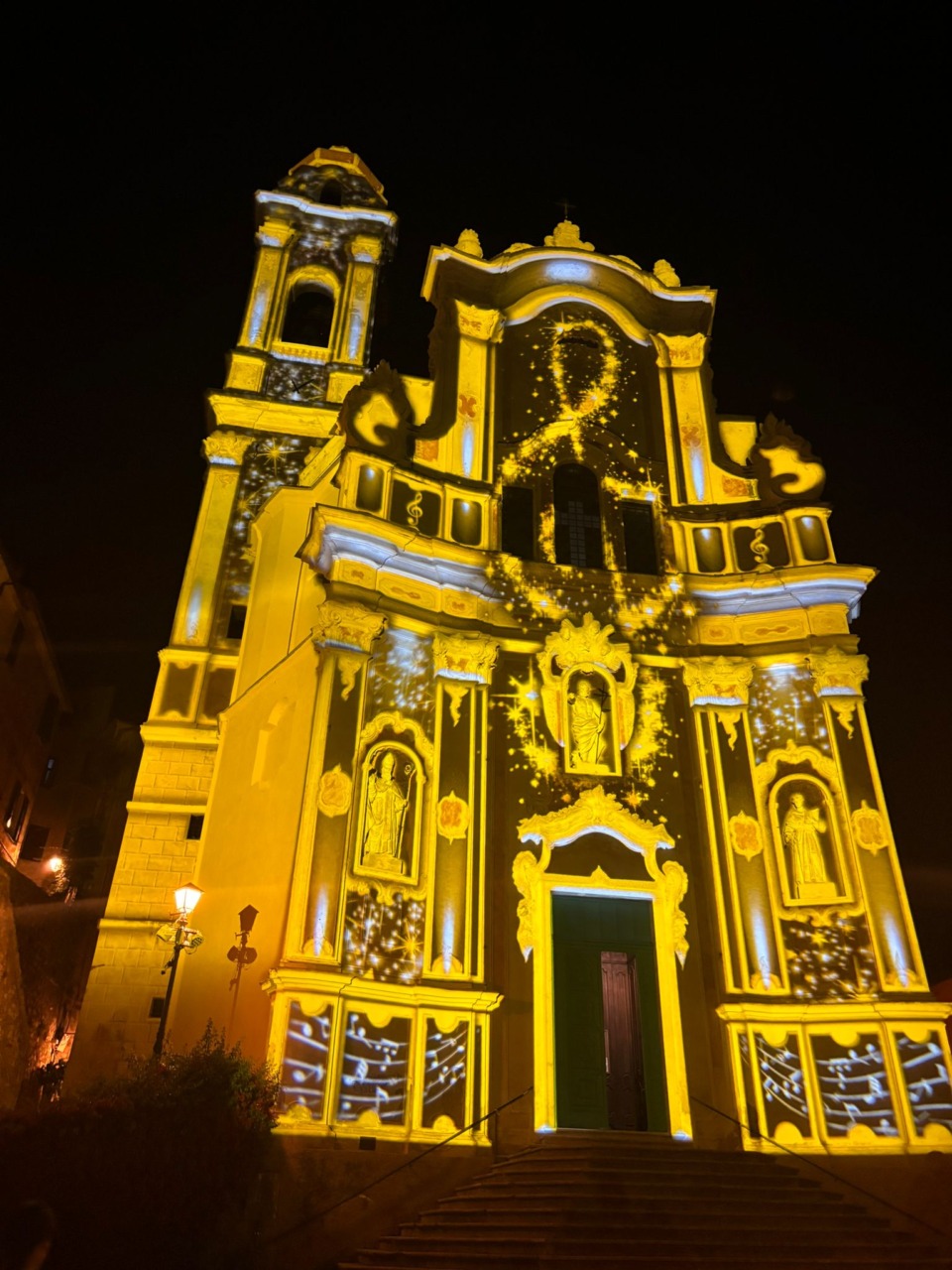 il borgo di Cervo si illumina in omaggio al festival di Musica