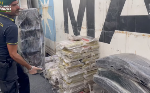 Nuovo maxi sequestro di droga tra le banane nel porto di Vado. Valore stimato di 250 milioni di euro