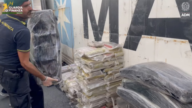 Nuovo maxi sequestro di droga tra le banane nel porto di Vado. Valore stimato di 250 milioni di euro