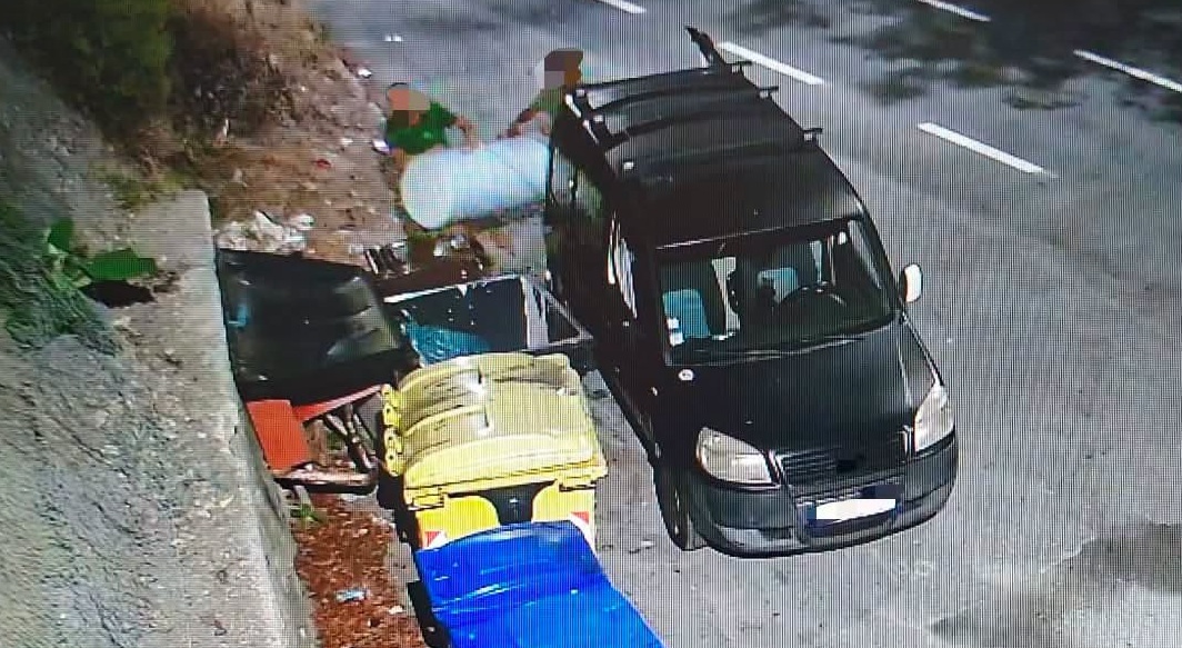 Ditta francese “beccata” a smaltire rifiuti ingombranti a Ventimiglia. Esulta il sindaco: “2mila euro di multa”