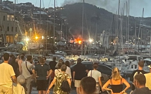 Yacht in fiamme lungo i moli di Portosole di Sanremo. Le immagini
