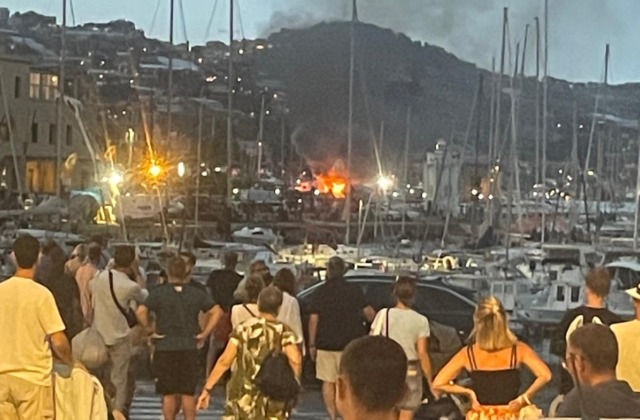 Yacht in fiamme lungo i moli di Portosole di Sanremo. Le immagini