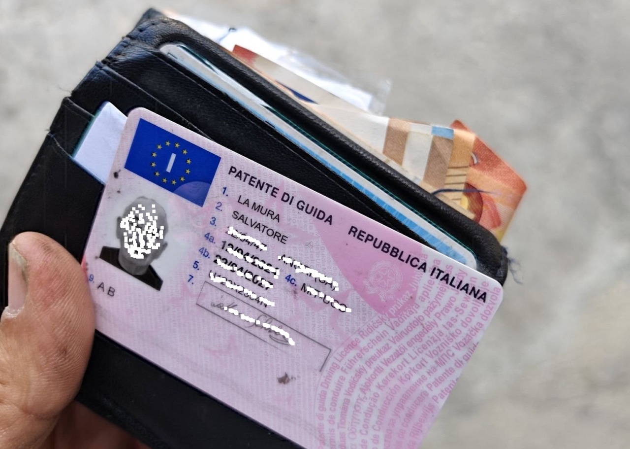 Trova portafogli con soldi e documenti, lancia appello sui social e poco dopo rintraccia il proprietario