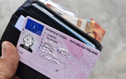 Trova portafogli con soldi e documenti, lancia appello sui social e poco dopo rintraccia il proprietario