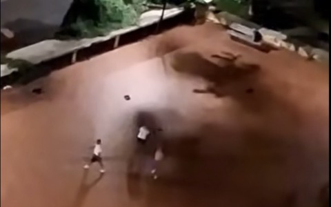 Video choc rissa e urla a due passi da piazza Dante