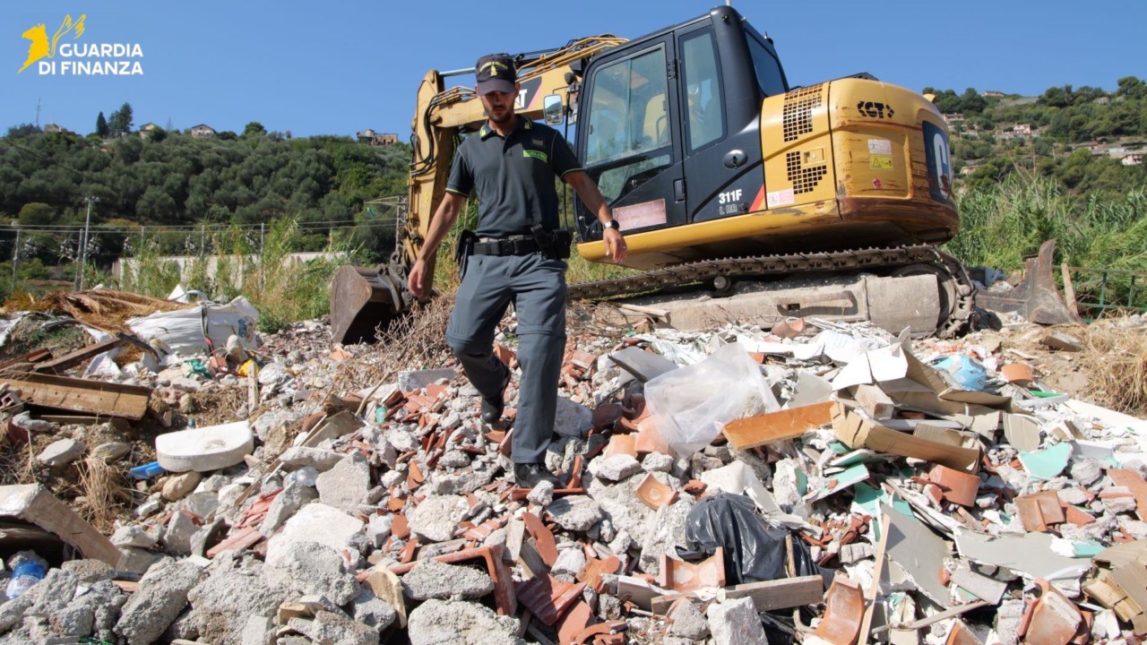 Ventimiglia, scoperta una discarica abusiva tra il Roja e la ferrovia: sequestrata un’area di 2.000 metri quadrati