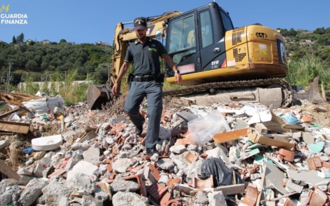 Ventimiglia, scoperta una discarica abusiva tra il Roja e la ferrovia: sequestrata un’area di 2.000 metri quadrati