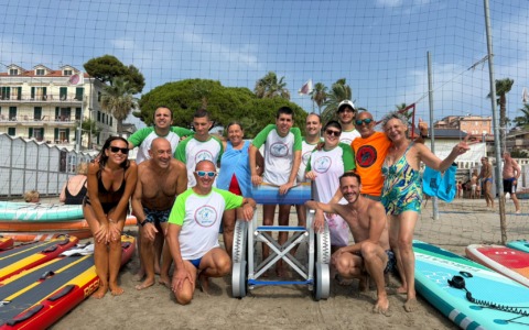 Nuova carrozzina da mare per persone con disabilità allo SportVillage di Diano Marina