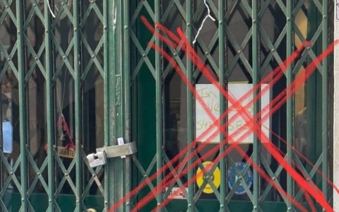 Il locale delle storiche “Cantine Sanremesi” di via Palazzo “NON E’ IN VENDITA!”. Il singolare post del proprietario