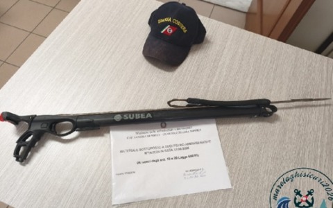 Col fucile subacqueo in mezzo ai bagnanti. Sanzionato dalla Guardia Costiera