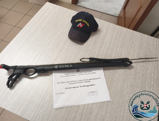 Col fucile subacqueo in mezzo ai bagnanti. Sanzionato dalla Guardia Costiera