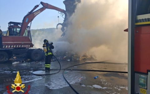 Incendio di un rimorchio compattatore a Camporosso
