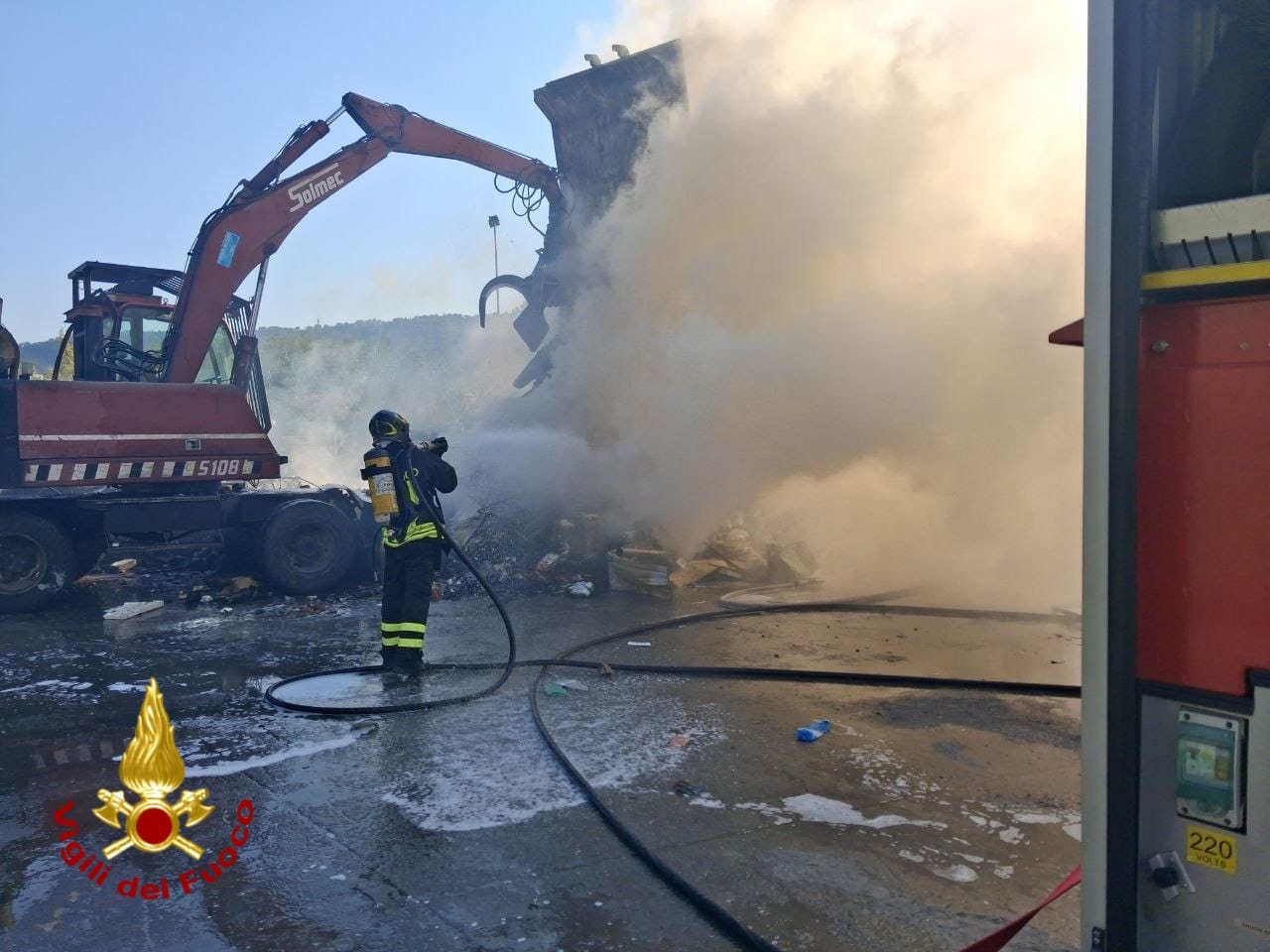 Incendio di un rimorchio compattatore a Camporosso