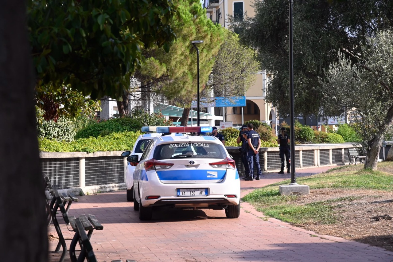 Zuffa ai giardini Toscanini. Identificate tre persone