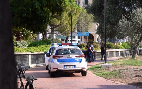 Zuffa ai giardini Toscanini. Identificate tre persone